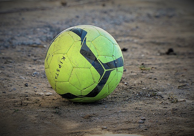 水晶宫与斯特拉斯堡赛前，维埃拉现身法国酒吧和球迷一起观战